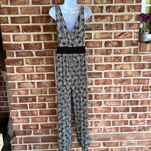 Weston black and white stretch rayon tank jumpsuit with v back. Size small - Picture 4 of 14